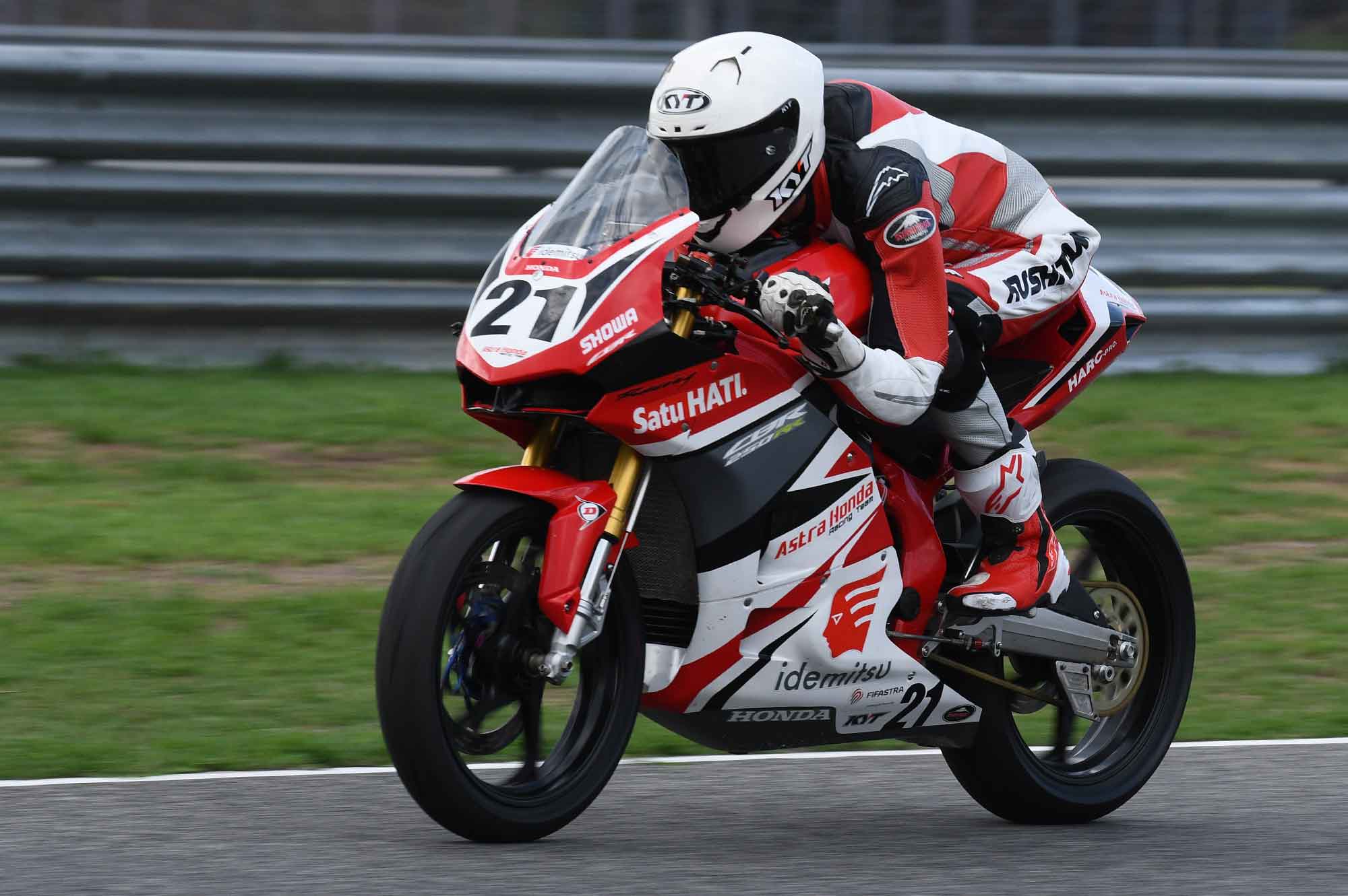 Mohd Adenanta Putra of ASTRA HONDA Racing Team dominating the first day of the pre-season test when he clocked in fastest at 1:53:715s
